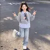 Conjunto moderno de primavera y otoño para chicas estilo coreano, sudadera de manga larga con estampado de dibujos animados dulce estilo universitario y conjunto de jeans casuales de moda