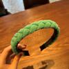 Diadema de esponja de ala ancha de color caramelo linda de estilo coreano, elegante, nueva y versátil, diadema de celebridad de Internet con temperamento para salidas, venta al por mayor para mujeres