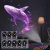 Luz nocturna de iluminación para el hogar, soñadora y creativa, lámpara de proyección LED portátil alimentada por USB, giratoria 360 grados, con varios patrones: ballena, estrella de mar, medusa, mariposa. Se puede usar para iluminación de proyección en habitaciones, paredes, techos, pisos y otros lugares.. Es muy adecuado como lámpara de pared decorativa para el hogar y también es un regalo navideño perfecto