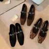 Zapatos Mary Jane Elegantes Cuadrados Pequeños con Correa de Diamante Coreana y Estampado de Leopardo Corazón, Mismo Estilo que Mamá Uva, para Mujer, Primavera y Otoño