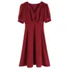Vestido Vermelho 2026 Novo Verão Estilo Francês Decote V Cintura Marcada Design Emagrecedor Nicho Elegante Vestido de Cocktail
