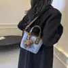 Bolsas de nicho texturizadas de alta qualidade 2024 novas bolsas femininas versáteis bolsas de ombro mensageiro retrô bolsas de balde portáteis da moda
