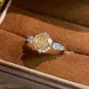 Luxo Leve e Sensação de Alta Qualidade, Anel Aberto Versátil com Zircônia Cortada Flor de Gelo Rosa, Anel para Dedo Indicador com Design Personalizado e Estiloso Venda por Atacado