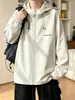 Jaqueta impermeável estampada com capuz, estilo americano, nova, tendência, para homens, outono, letra 2026, jaqueta esportiva para atividades ao ar livre