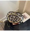 Bolsa de Ombro Versátil com Estampa de Leopardo para Mulheres com Corrente, Design Único, Bolsa Transversal Fashion e de Alta Qualidade para o Outono/Inverno 2025