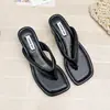 Chinelos Simples com Salto Anabela Retro Francês para Uso Externo de Verão Feminino 2026 Nova Moda Calçados de Praia Chinelos