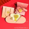 Chaveiro de Biscoito Dourado Puro para Recém-Casados Felizes Buquê de Flores Criativo Conjunto de Presente para Dia dos Namorados e Dia dos Namorados Chinês Atacado Personalizado