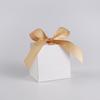 Caja pequeña de dulces de boda en blanco estilo europeo con cinta, caja de embalaje para regalo de fiesta de cumpleaños con lazo