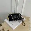 Bolso de mano de cadena con patrón de rombos retro, diseño cilíndrico, colección de otoño para mujer, chic y lujoso, versátil, y exuda una sensación de alta gama, adecuado para llevar al hombro o cruzado