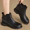 2026 Novas Botas Curtas de Inverno Femininas Sapatos de Couro de Salto Baixo Mais Veludo Quente Bico Fino Botas de Cano Curto Couro Macio Solado Macio Sapatos Femininos para Mãe