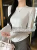 Camiseta de Manga Larga con Cuello Redondo y Botones al Frente K2612 para Mujer Otoño Temprano Hombro Normal Corte Ajustado Favorecedora Ropa Interior Manga Campana Top Básico