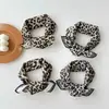 Bufanda de Algodón y Lino de Seda con Estampado de Leopardo para Mujer, Bufanda Delgada Versátil para Cuello de Primavera y Verano, Pañuelo Decorativo Pequeño Profesional, Goma para el Cabello Multifuncional