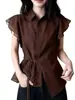 Elegante Camisa de Manga Corta Color Café con Solapa Pequeña para Mujer, Diseño de Verano para Figuras Petite, Cintura Ceñida con Lazo, Bordes Fruncidos, Top Elegante de Hombros Rectos