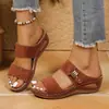 Sandalias de cuña para mujer de talla grande, con suela gruesa y diseño hueco, para el verano de 2026, estilo europeo y americano, sandalias de cuña casuales tipo slip-on para exportación