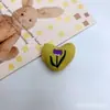 Nuevo Broche de Corazón Relleno de Algodón con Flor de Tulipán Bordada Lindo Estilo Dibujo Animado, Accesorios para Ropa, Zapatos y Calcetines, Suministro Directo del Fabricante