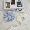 Scrunchie de malha dupla azul gelo para mulheres, elástico de cabelo plissado, acessório de cabelo feminino para coque ou rabo de cavalo baixo, flor de cabelo