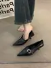 Mocasines rojos de tacón alto de nicho, de punta profunda, para mujer, zapatos planos de punta fina, colección otoño 2026, estilo de noche, adecuados para el trabajo, zapatos pequeños de cuero