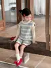 Ropa Infantil Estilo Coreano Otoño/Invierno 2026: Conjunto de Dos Piezas para Niña: Chaleco de Punto Floral Vintage y Shorts