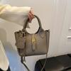 Bolsa Tote Pão Nova Primavera 2025 Feminina 2025 Nova Bolsa de Mão Ombro Transversal Textura de Alto Grau Bolsa Feminina