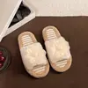 Novas pantufas casuais de outono e inverno para casa, moda feminina, confortáveis, florais, felpudas, adequadas para uso externo, pantufas internas de algodão antiderrapantes