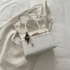 Bolsa de mão nova, elegante e fashion para o outono de 2026, simples e chique, com um design quadrado retrô, adequada como bolsa de ombro ou bolsa transversal para mulheres