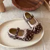 Sapatos pequenos de couro estilo Chanel 2026 primavera e outono novos versão coreana sapatos de princesa com laço para meninas com solas macias para combinar com saias