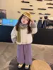 Casaco de algodão grosso estilo coreano com gola de pele sintética para meninas, nova coleção de inverno 2026, agasalho moderno e quente com forro de fleece para bebês e crianças