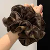 Gomita para el pelo de cuatro capas con estampado floral marrón para mujer, nuevo estilo 2026, coleta casual, accesorio grande para el pelo, cuerda para el pelo
