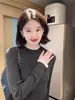 Impresionante Suéter Base de Punto Gris Estilo Francés de Cuello Alto Parcial para Mujer, Suéter Corto Ajustado para Otoño e Invierno, con Adorno de Encaje