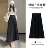 Saia midi de malha branca, macia e elástica para mulheres, para primavera e outono, cintura alta, modeladora, com um design de linha A fluido que abraça os quadris