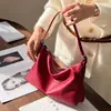 Bolsa hobo design minimalista 2026 novo modelo bolsa tote couro bovino macio camada superior bolsa de ombro único sob o braço bolsa transversal feminina para o dia a dia