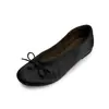 Sapatos mocassins rasos de moda nicho de 1 cm com sola macia, novo modelo outono e inverno de 2026, sapatos mocassins baixos de bico redondo estilo vovó, sapatos de couro