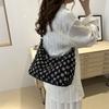 Bolso de axila francés hermoso y personalizado Bolso cruzado para mujer 2024 Nuevo Bolso de hombro elegante Bolso tote de mezclilla para mujer