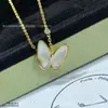 Colar Borboleta Azul Novo Trevo de Quatro Folhas, Mesmo Estilo que Celebridades da Internet, Corrente para Clavícula em Ouro Rosa 18K com Madrepérola Branca