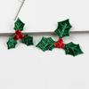 Nuevas hojas de tres puntas Tela dorada y plateada con láser Accesorios para cajas de regalo DIY Hecho a mano Hojas para árbol de Navidad Fruta roja 100 piezas