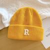 Gorro de lana estándar con letras R de otoño e invierno de estilo coreano para hombres y mujeres con gorro de punto simple que combina con todo gorro cálido a prueba de frío