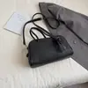 Bolsa de Mão Feminina de Nicho de Luxo, Moda Estilo Coreano, Novo Modelo Inverno 2025, Bolsa Tote de Ombro Único, Bolsa Transversal Simples de Cor Sólida