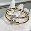 Pulseira em T, design clássico duplo T, banhada a ouro 18K de alta qualidade, estilo de luxo leve, elegante pulseira de letras com madrepérola branca e pedra semipreciosa