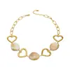 Colar de aço inoxidável estilo francês, delicado e discreto, com banho de ouro 18k, apresentando um design em formato de coração e detalhes em resina texturizada, perfeito para mulheres
