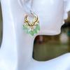 Aretes de Jade Color Verde Manzana Natural con Accesorios de Inyección de Oro de 14K Bolsas para Orejas Aretes Pequeños Frescos Suministro en Vivo