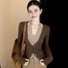 Suéter cárdigan de punto con cuello halter y cuello en V, estilo de dos piezas falso, moda de primavera 2026 para mujer, estilo popular nuevo, top de capa base