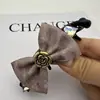 Pinza de Plátano de Cuero de Sarga Versátil Coreano con Lazo Camelia Dorada Horquilla de Pedrería Horquilla para Recoger la Mitad del Cabello Accesorio para el Cabello