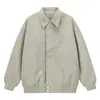 Chaqueta de cuero cleanfit solapa de viento tela texturizada gris claro costuras de contraste puños holgados top de otoño hombre