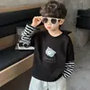 Camiseta de Rayas de Dibujos Animados Estilo Coreano Primavera Nueva para Niños Pequeños Falsa de Dos Piezas Camiseta Básica con Estampado de Letras para Bebés Niñas Moderna