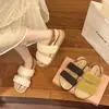 Nuevas sandalias planas versátiles para mujer, de moda 2026, sandalias de moda con una tira de gamuza y hebilla para faldas