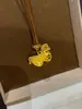 Colar com Pingente de Moeda de Cavalo da Fortuna CNC Brilhante Gelo Triturado Dourado Acessório de Pingente Feminino Fecho Joias Femininas