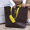 Bolsa de compras não tecida em formato de arco de lua, grande capacidade, feita sob medida para lojas de roupas, bolsas de publicidade e promocionais corporativas, sacolas de presente