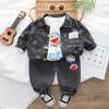 Traje de mezclilla de dibujos animados para niño 2023 nueva ropa de otoño para bebé conjunto de tres piezas ropa para bebés y niños abrigo de primavera y otoño