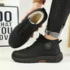 Sapatos masculinos de algodão, coleção de inverno 2026, forrados com fleece e espessados para uso externo, antiderrapantes e impermeáveis, projetados para homens de meia-idade e idosos, proporcionando calor e proteção em condições de neve.