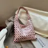 Bolso Cubo de Hombro Individual Texturizado Casual Simple de Gran Capacidad, Diseño Nuevo con Remaches Personalizado, Estilo Europeo y Americano, Tendencia 2026 para Mujer